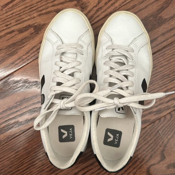 Veja sneakers size 37/US 6 - Picture 2 of 4